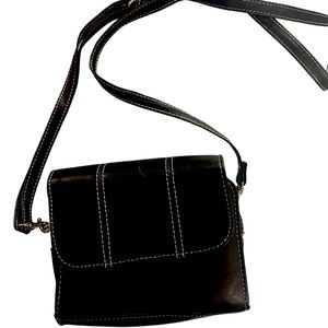 Targus Crossbody Wallet/Pocket Bag Zipper and Snap Closure for added security.